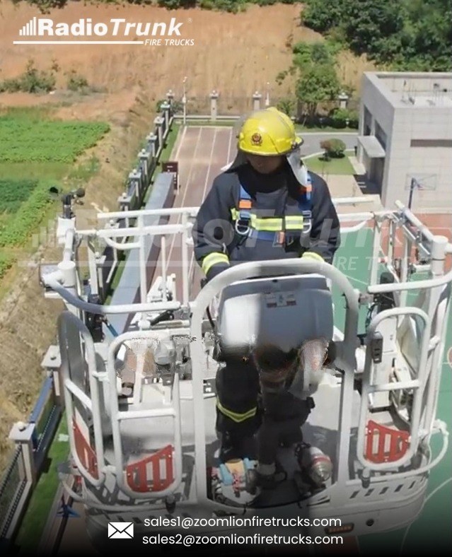 Miniatura RT-ESC68 Bombero operando en canastilla, trabajo en altura