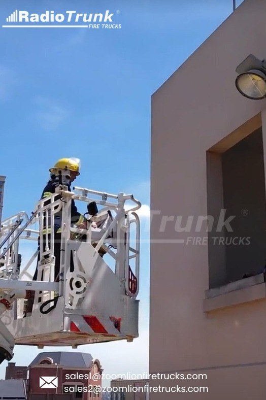 Miniatura RT-YT32 Canastilla en operación — bombero trabajando en altura
