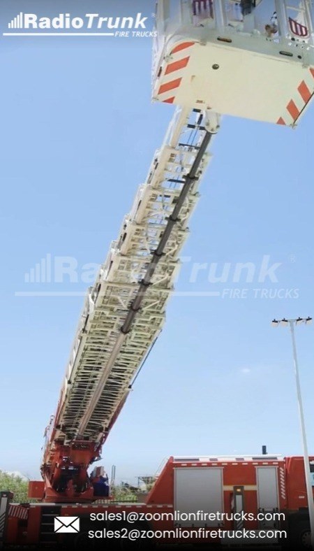 Miniatura RT-YT32 Escalera desplegada en operación — vista desde abajo