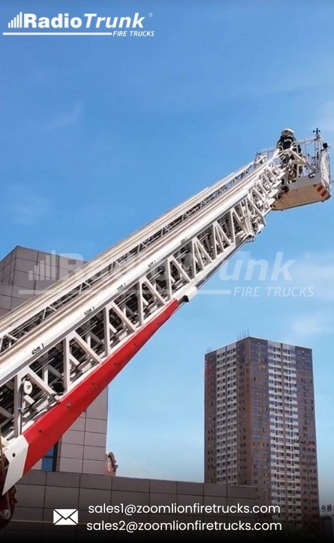 Miniatura RT-YT32 Escalera elevándose — bombero en canastilla, rescate en altura